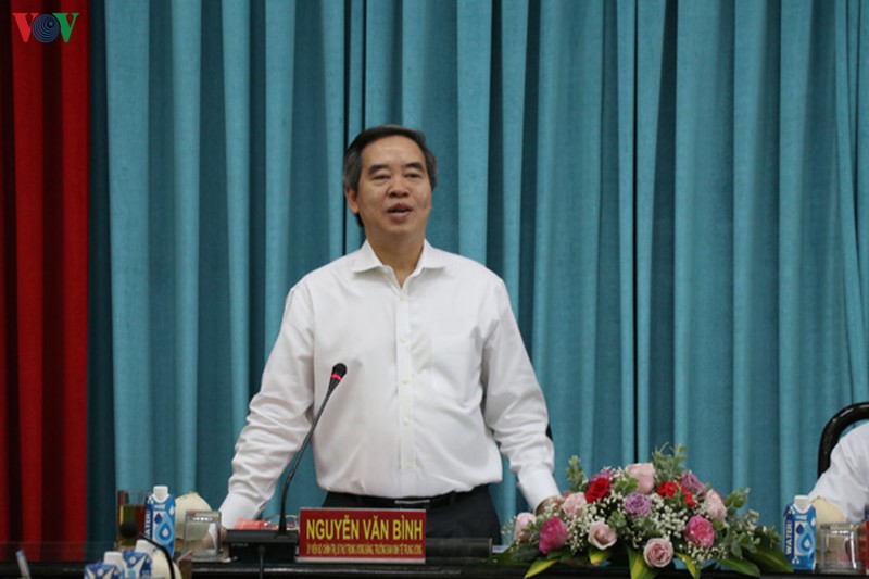 Член Политбюро, секретарь ЦК КПВ, заведующий отделом ЦК по экономическим вопросам Нгуен Ван Бинь выступает
