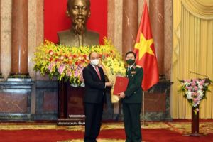 Церемония вручения генерал-полковнику Нгуен Тан Кыонгу решение о назначении его начальником Генштаба ВНА