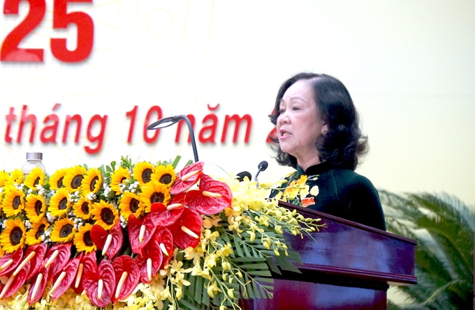 Чыонг Тхи Май выступает на конференции
