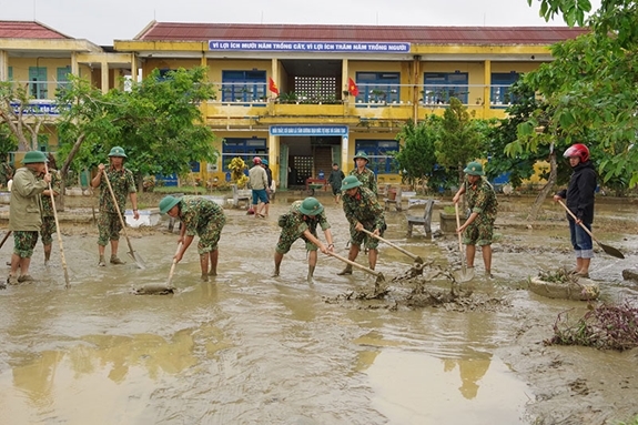 Военные служащие 4-ого военного округа ликвидируют последствий наводнений. Фото: qdnd.vn