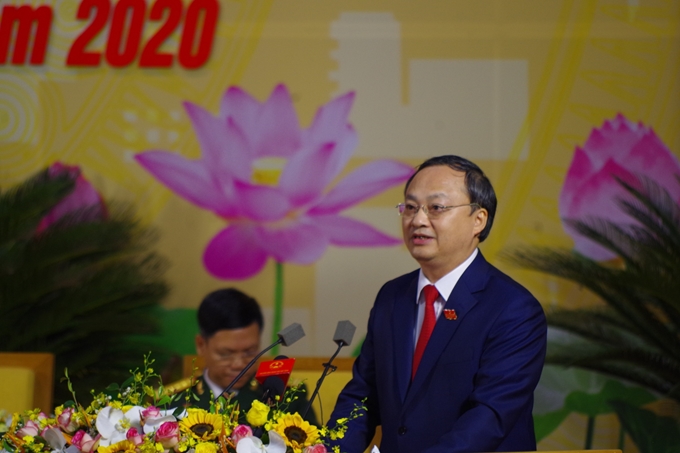 Секретарь парткома провинции Хынгйен До Тиен Ши выступает со вступительной речью