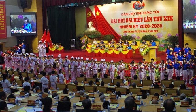 Представители молодежи поздравляют участников 19-й конференции парторганизации провинции Хынгйен с ее открытием