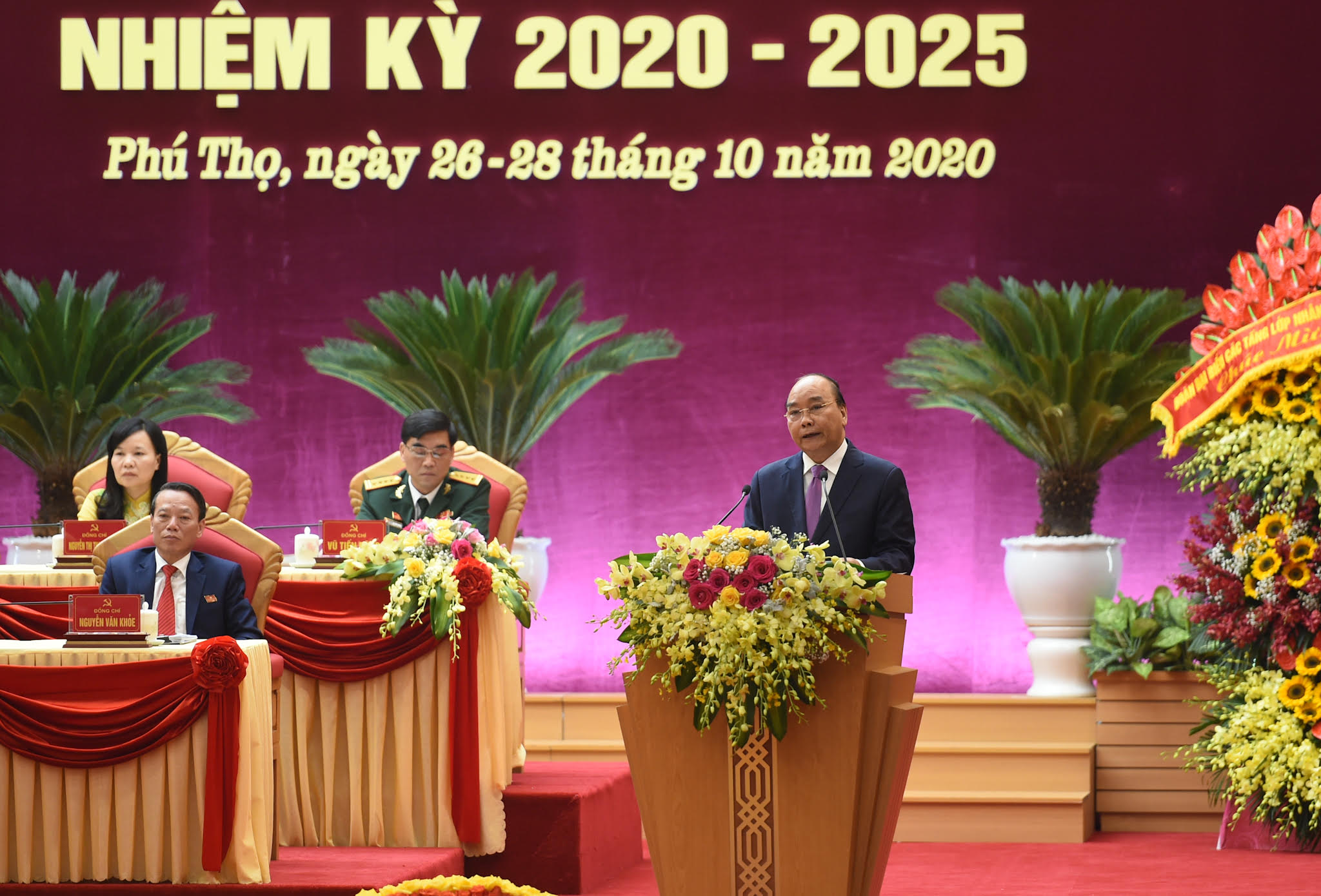 Премьер-министр Нгуен Суан Фук выступает на конференции