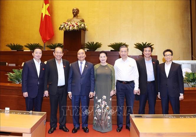 Премьер-министр Нгуен Суан Фук, председатель НС СРВ Нгуен Тхи Ким Нган и депутаты НС