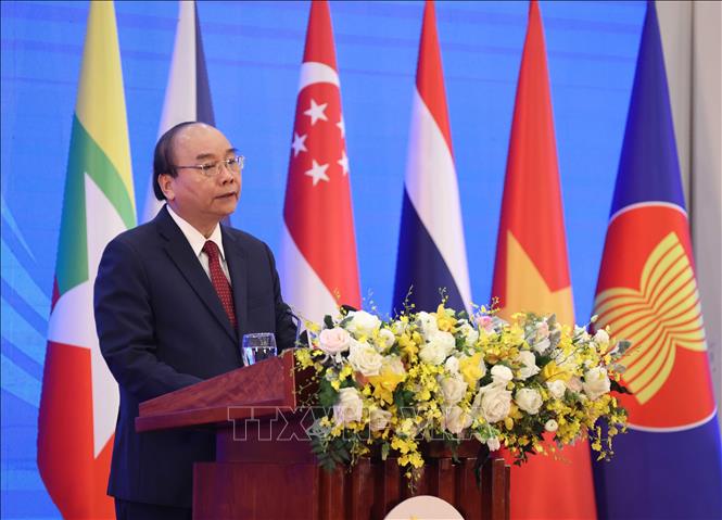 Премьер-министр Нгуен Суан Фук выступает на церемонии открытия саммита. Фото: VNA