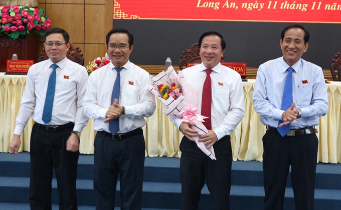 Товарищ Нгуен Ван Ут (второй справа)
