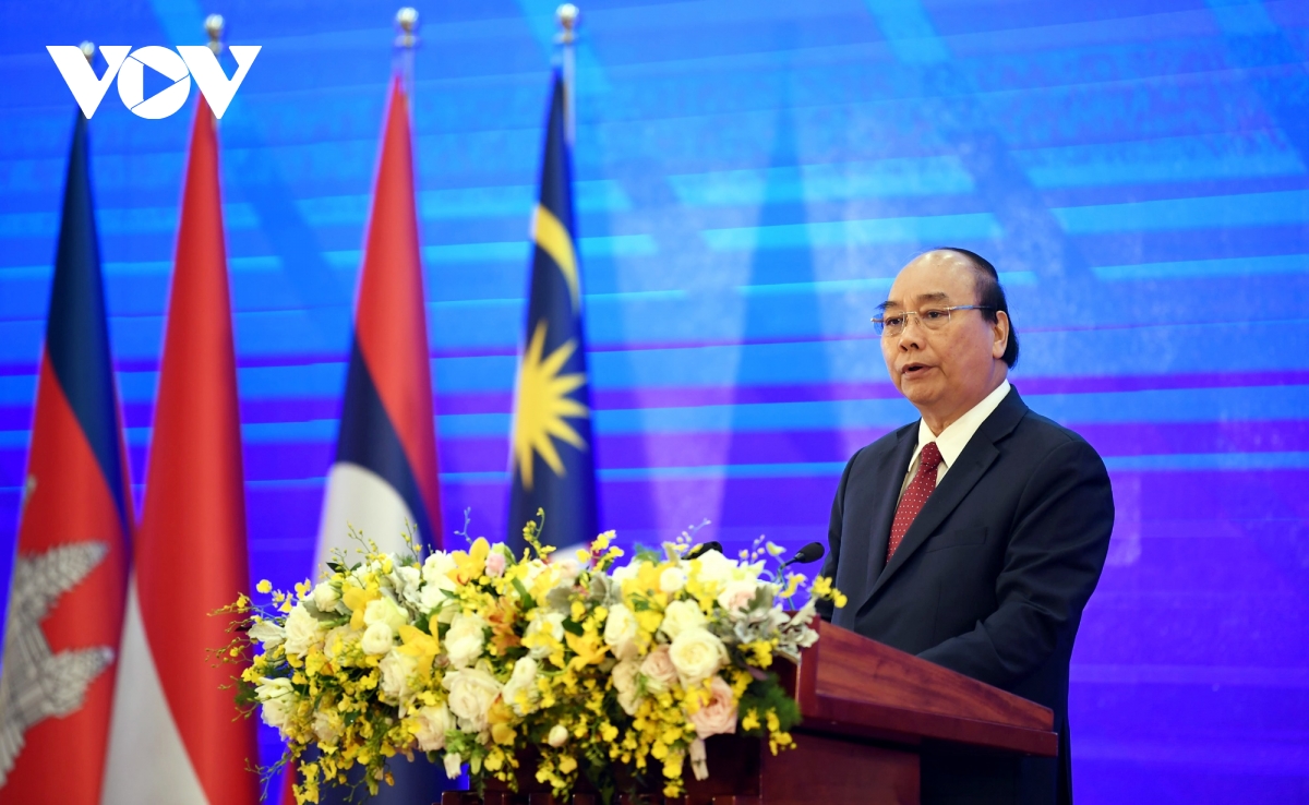 Премьер-министр Нгуен Суан Фук выступает