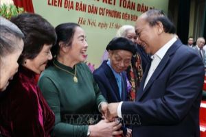 Премьер-министр Нгуен Суан Фук принял участие в празднике всенародного единства в квартале Диенбиен города Ханоя
