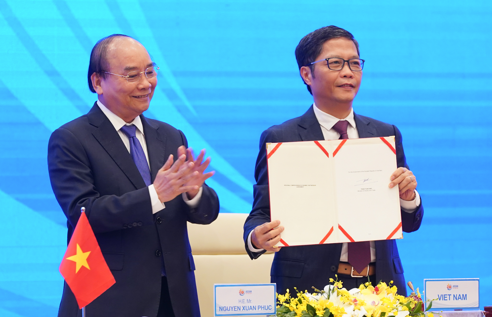 Премьер-министр Нгуен Суан Фук и министр промышленности и торговли Чан Туан Ань