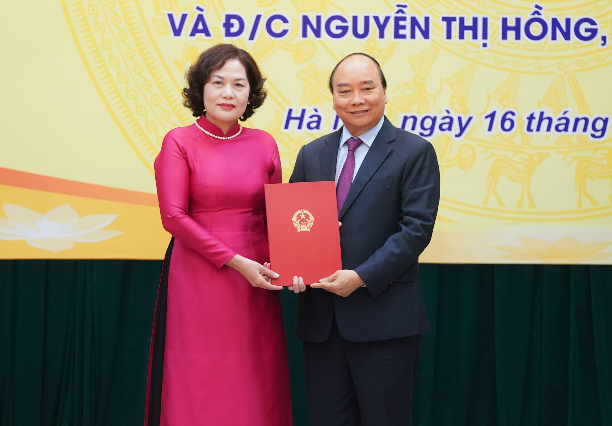 Премьер-министр Нгуен Суан Фук и глава Государственного банка Вьетнама Нгуен Тхи Хонг. Фото: VGP