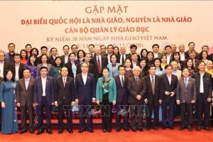 Председатель Нацсобрания Вьетнама провела встречу с депутатами-преподавателями