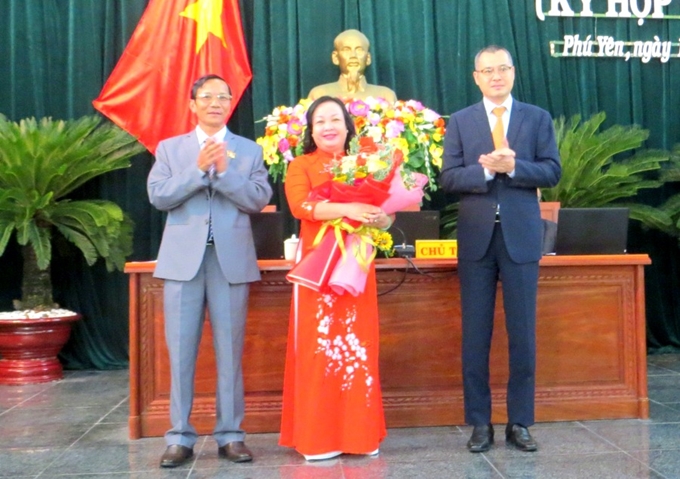 Председатель народного совета провинции Фуйен Као Тхи Хоа Ан (в середине)