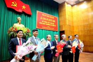 Партком провинции Тхыатхиен-Хюэ провел церемонию представления решения постоянного комитета по кадровым вопросам