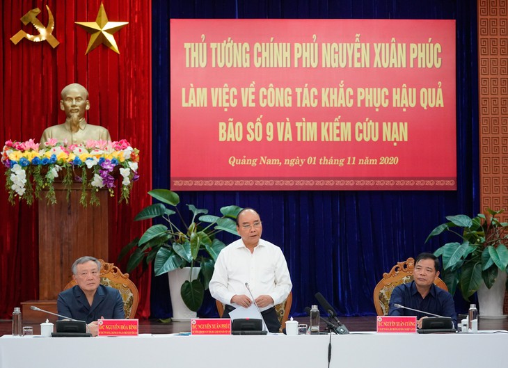 Премьер-министр Нгуен Суан Фук на рабочей встрече с руководителями центральных районов Фото: VGP