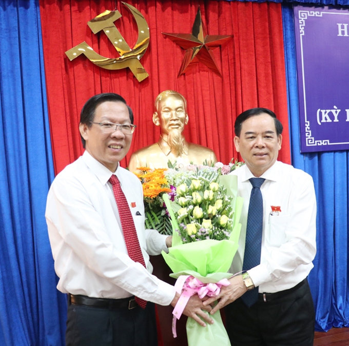 Председатель народного совета провинции Бэнче Фан Ван Май и председатель народного комитета провинции Бэнче Чан Нгок Там