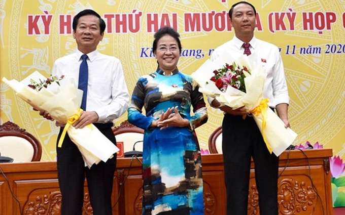 Председатель народного комитета провинции Киензянг Лам Минь Тхань (справа)