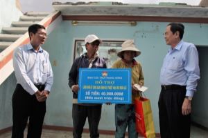 Председатель ЦК Отечественного фронта Вьетнама Чан Тхань Ман провел рабочие встречи с руководителями провинции Куангнгай и Куангнам