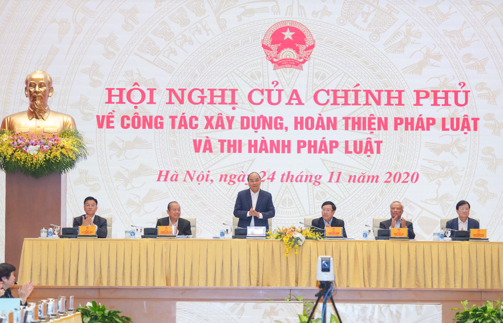 Премьер-министр Нгуен Суан Фук выступает на конференции