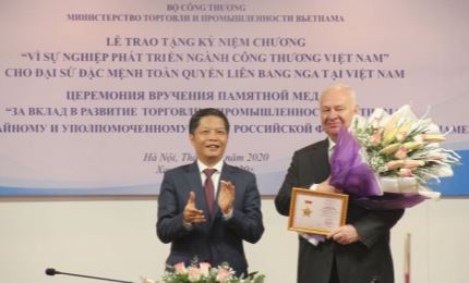 Памятный знак вручен чрезвычайному и полномочному послу РФ во Вьетнаме