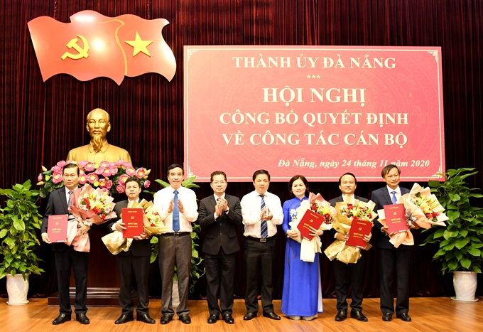 Руководители парткома города Дананг вручили решение Постоянного комитета разным товарищам