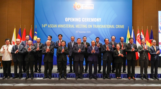 Премьер-министр Нгуен Суан Фук, министр обороны То Лам и другие участники