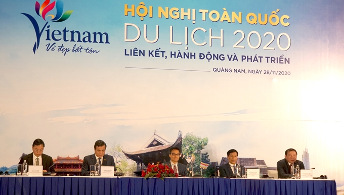 Вице-премьер Ву Дык Дам председательствует на конференции