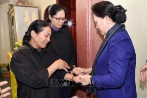 Нгуен Тхи Ким Нган встретилась с семьями военнослужащих, погибших при наводнениях в  Центральном Вьетнаме