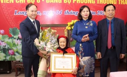 Более чем 4100 членам партии в Ханое вручены «Знаки Ветеран Партии»