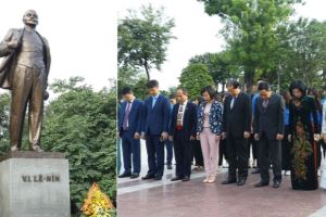 Руководство Ханоя возложило цветы к памятнику В.И.Ленину