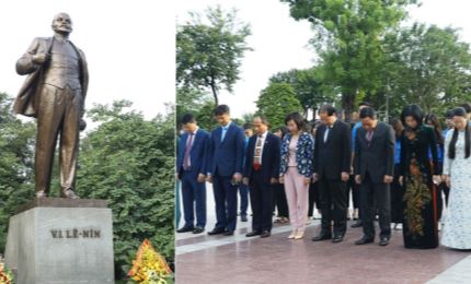 Руководство Ханоя возложило цветы к памятнику В.И.Ленину