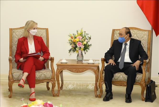 Премьер-министр Вьетнама Нгуен Суан Фук и министр внешней торговли Великобритании Элизабет Трасс