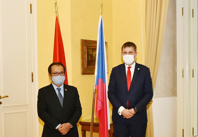Глава чешского МИД и посол Вьетнама в Чехии