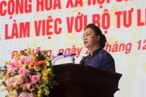 Председатель Нацсобрания Нгуен Тхи Ким Нган провела рабочую встречу с командованием 5-го военного округа