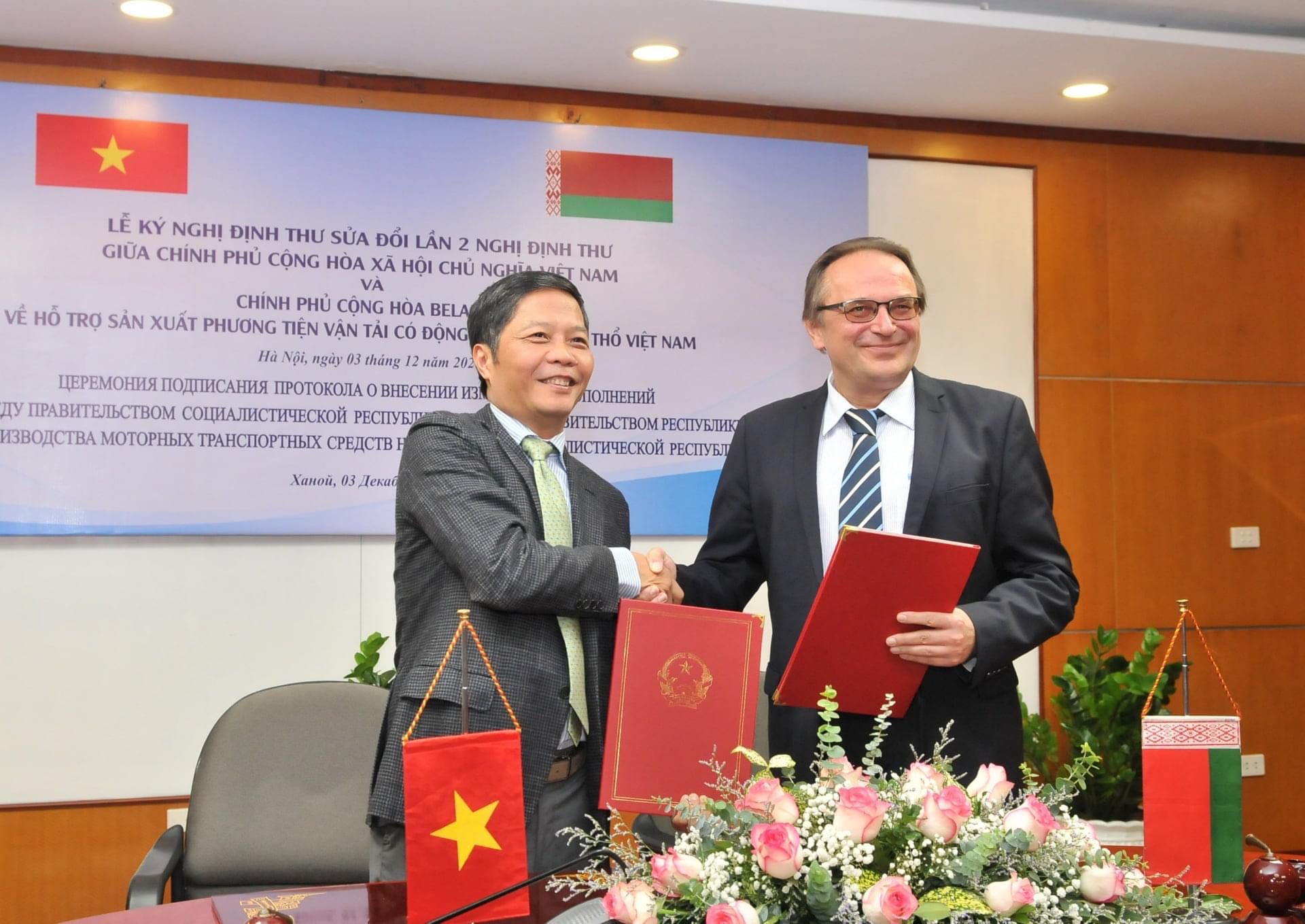 Министр промышленности и торговли Чан Туан Ань и посол Беларуси во Вьетнаме