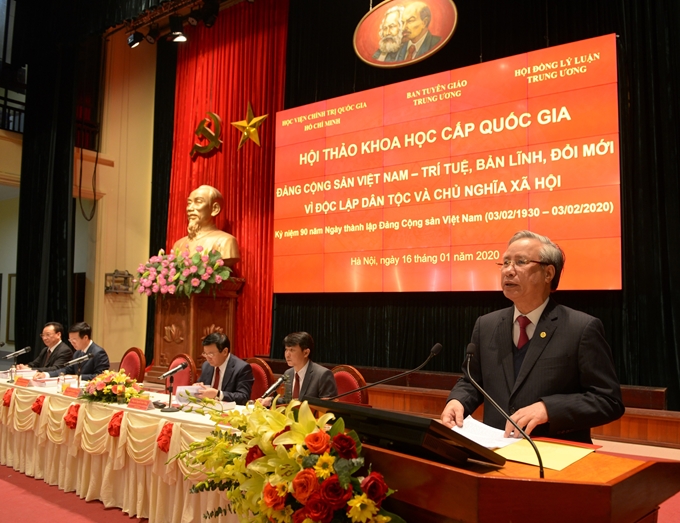 Член Политбюро ЦК КПВ, постоянный член Секретариата ЦК КПВ Чан Куок Выонг выступает с вступительной речью.