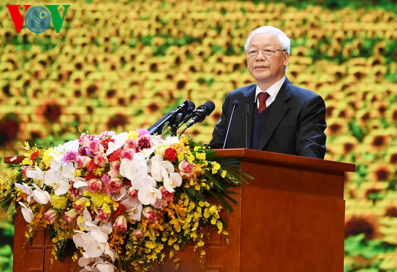 Напомнив слова дядюшки Хо, товарищ Нгуен Фу Чонг подчеркнул необходимость следовать опыту предыдущих поколений и призвал к солидарности.