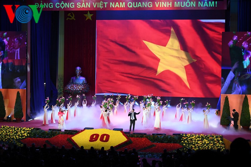Данная церемония началась с художественной программы «Вечная вера», в ходе которой прозвучали песни, посвященные славной Компартии, великому Президенту Хо Ши Мину, весне 2020 года и др.