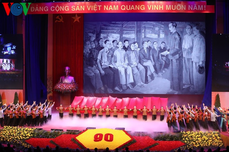 Церемония празднования 90-летия со дня основания Коммунистической партии Вьетнама является важным событием с целью чествования славной истории партии и народа, воспитания и развития патриотических традиций, укрепления солидарности и веры всего народа в руководство КПВ.
