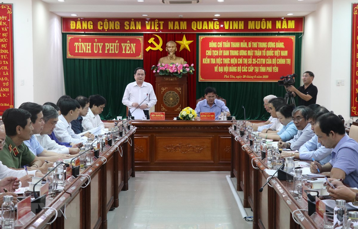 Cекретарь ЦК КПВ, председатель ЦК Отечественного фронта Вьетнама Чан Тхань Мань выступает на встрече. Фото: VNA