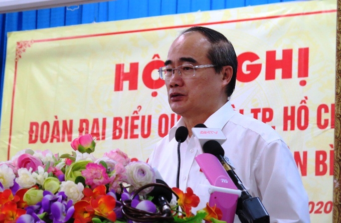 Секретарь парткома города Хошимина Нгуен Тхиен Нян отвечает на вопросы избирателей. Фото: Та Лам