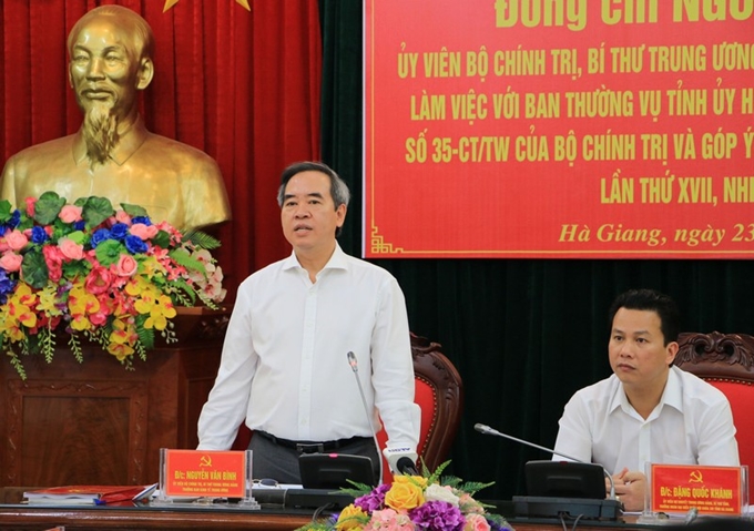 Член Политбюро, секретарь ЦК КПВ, заведующий Отделом ЦК КПВ по экономическим вопросам Нгуен Ван Бинь выступает на встрече.
