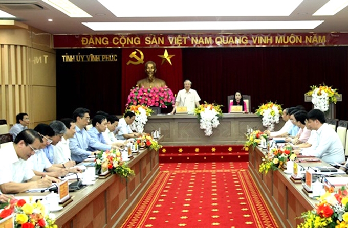 Постоянный член Секретариата ЦК КПВ Чан Куок Выонг выступает на встрече.