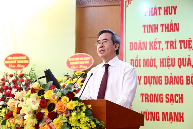 Заведующий Отделом ЦК КПВ по экономическим вопросам Нгуен Ван Бинь выступает на конференции.