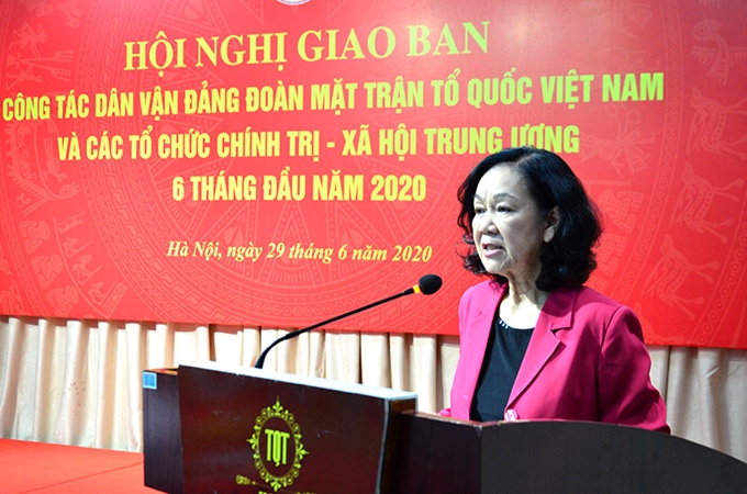 Заведующая Отделом ЦК КПВ по работе с народными массами Чыонг Тхи Май выступает на конференции