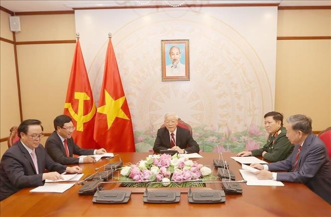 Генеральный секретарь ЦК КПВ, президент Вьетнама Нгуен Фу Чонг (посередине)