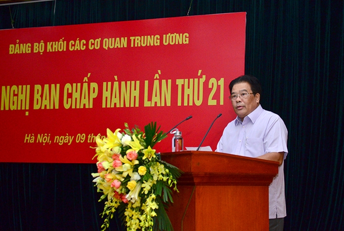 Член ЦК КПВ, секретарь парткома Центральных органов Шон Минь Тханг выступает на конференции.