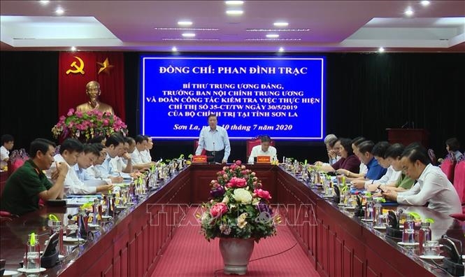 Секретарь  ЦК КПВ, заведующий отделом ЦК по внутренним делам Фан Динь Чак выступает на встрече. Фото: VNA