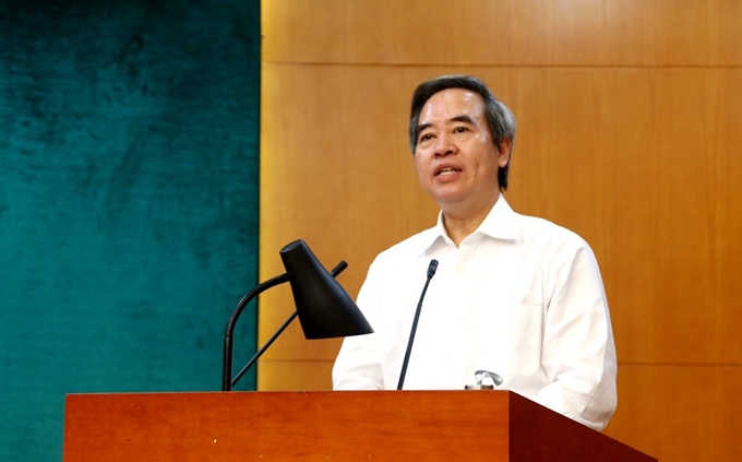 Член Политбюро, секретарь ЦК КПВ, заведующий Отделом ЦК КПВ по экономическим вопросам Нгуен Ван Бинь выступает