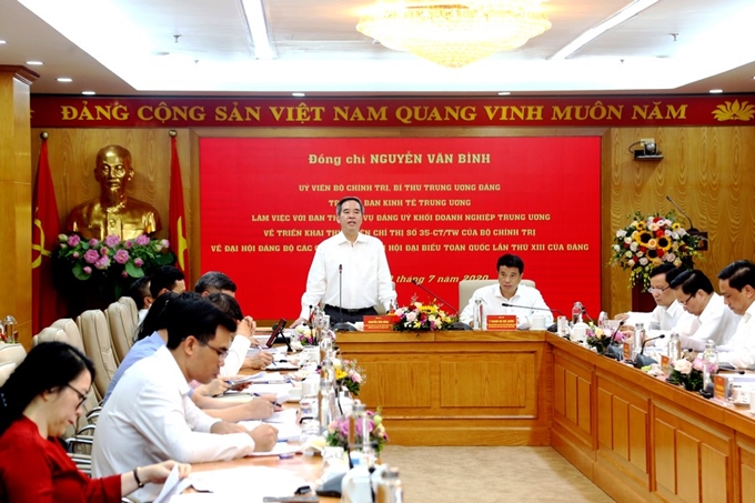 Член Политбюро, секретарь ЦК КПВ, заведующий отделом ЦК КПВ по экономическим вопросам Нгуен Ван Бинь выступает