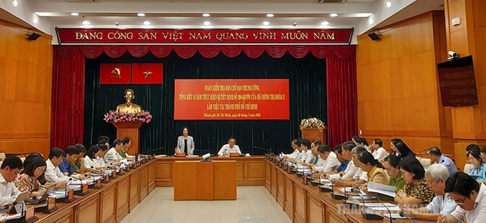 Член Политбюро, секретарь ЦК, заведующая отделом по работе с народными массами Чыонг Тхи Май выступает на рабочей встрече. Фото: thanhuytphcm.vn